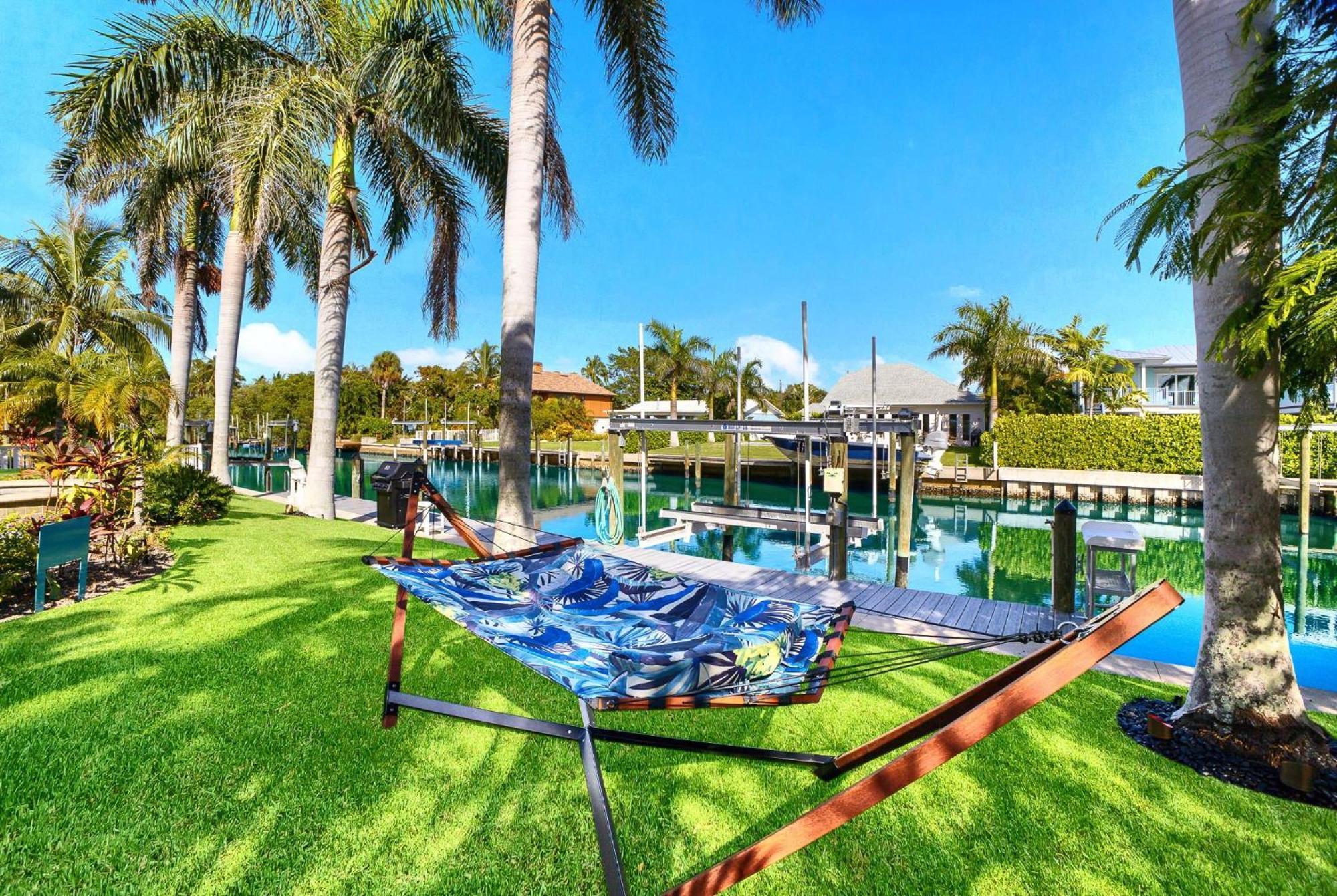 Vila Bikinis And Martinis Waterfront Canal Anna Maria Exteriér fotografie